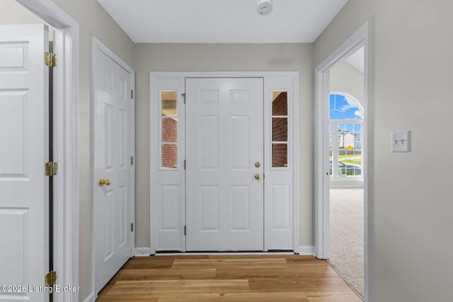 7101 Village Gate Trace, Louisville, KY 40291