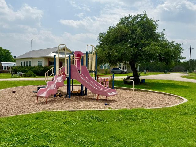 289 Heatherwood DR, Driftwood, TX 78619