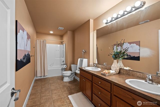 2915 219th Avenue E, Lake Tapps, WA 98391