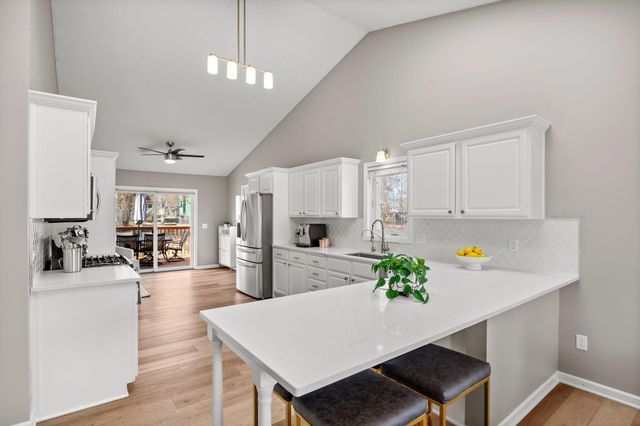 950 Lake Susan Drive, Chanhassen, MN 55317