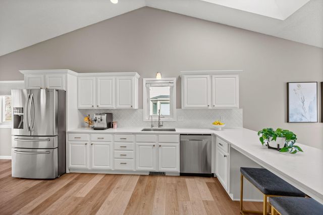 950 Lake Susan Drive, Chanhassen, MN 55317