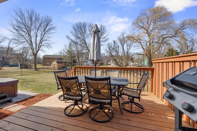 950 Lake Susan Drive, Chanhassen, MN 55317