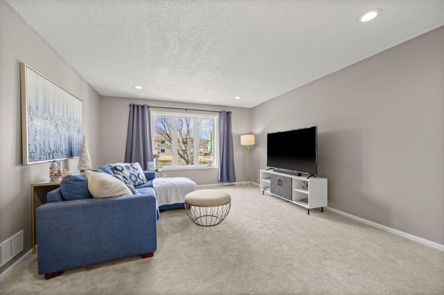 950 Lake Susan Drive, Chanhassen, MN 55317