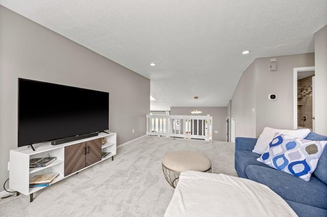 950 Lake Susan Drive, Chanhassen, MN 55317