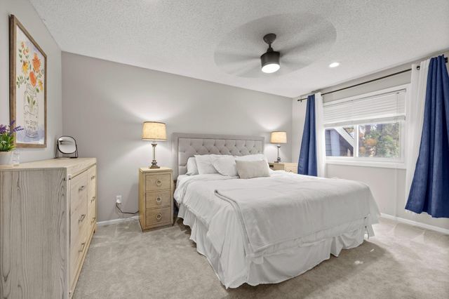 950 Lake Susan Drive, Chanhassen, MN 55317