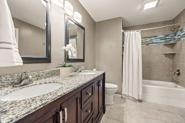 950 Lake Susan Drive, Chanhassen, MN 55317