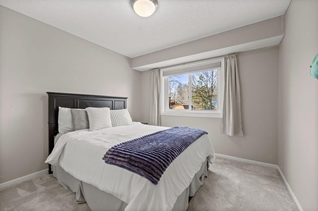 950 Lake Susan Drive, Chanhassen, MN 55317