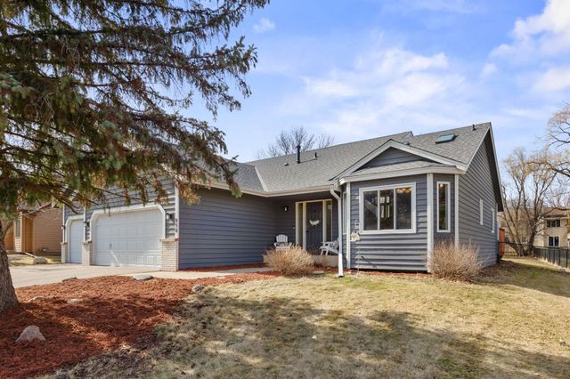 950 Lake Susan Drive, Chanhassen, MN 55317