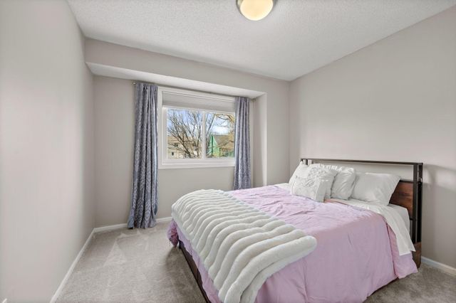 950 Lake Susan Drive, Chanhassen, MN 55317