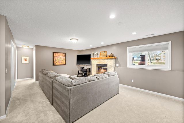 950 Lake Susan Drive, Chanhassen, MN 55317