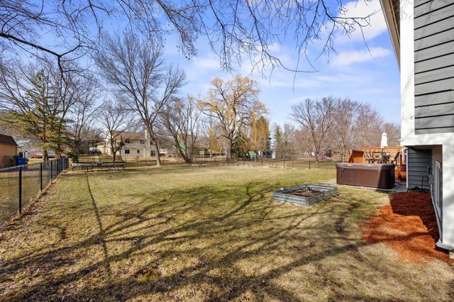 950 Lake Susan Drive, Chanhassen, MN 55317