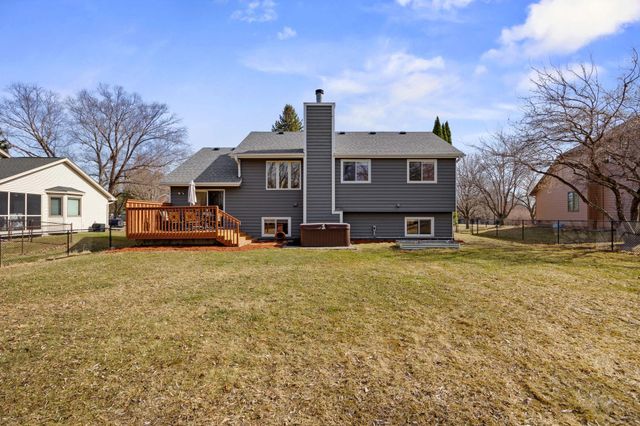 950 Lake Susan Drive, Chanhassen, MN 55317