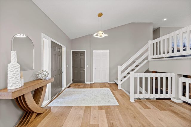 950 Lake Susan Drive, Chanhassen, MN 55317