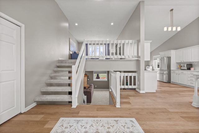 950 Lake Susan Drive, Chanhassen, MN 55317