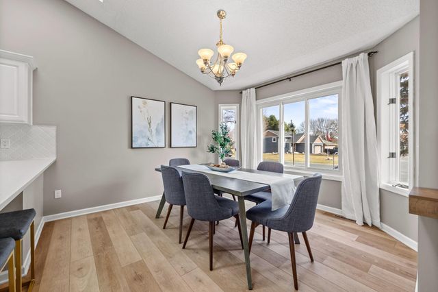 950 Lake Susan Drive, Chanhassen, MN 55317