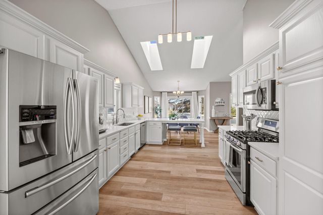 950 Lake Susan Drive, Chanhassen, MN 55317
