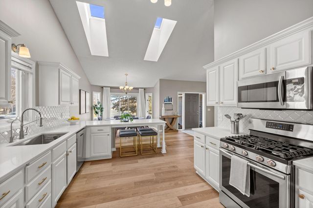 950 Lake Susan Drive, Chanhassen, MN 55317