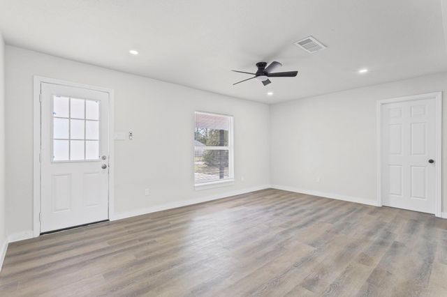 370 W Bolivar Street, Vidor, TX 77662