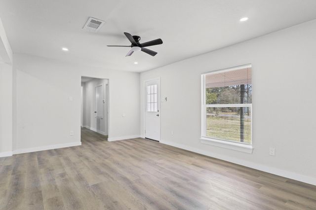 370 W Bolivar Street, Vidor, TX 77662