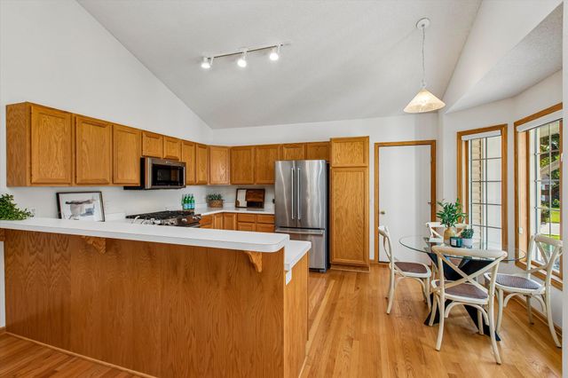 808 Winterberry Drive, Woodbury, MN 55125