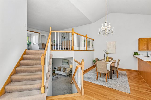808 Winterberry Drive, Woodbury, MN 55125