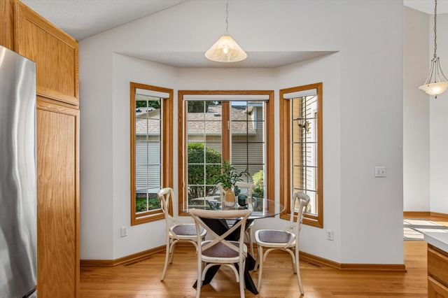 808 Winterberry Drive, Woodbury, MN 55125