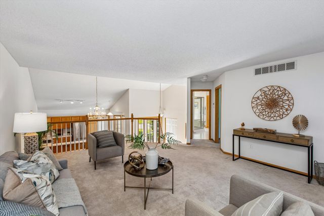 808 Winterberry Drive, Woodbury, MN 55125