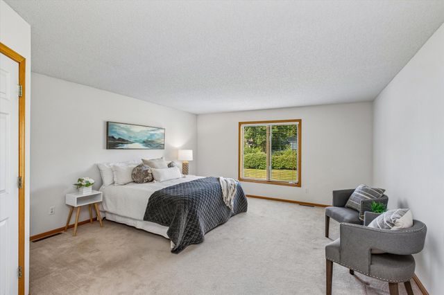 808 Winterberry Drive, Woodbury, MN 55125