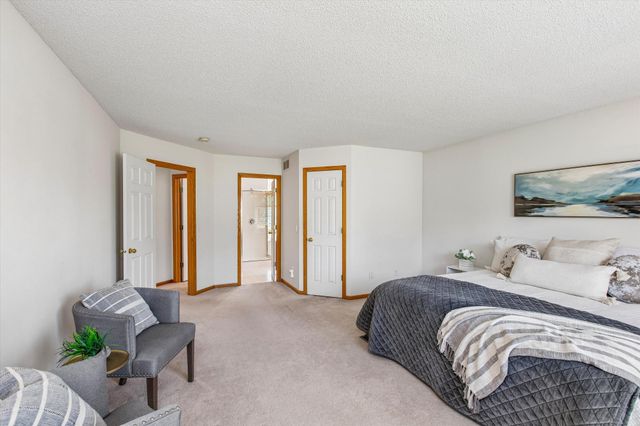 808 Winterberry Drive, Woodbury, MN 55125