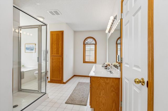 808 Winterberry Drive, Woodbury, MN 55125