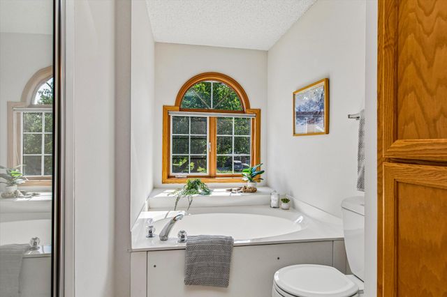808 Winterberry Drive, Woodbury, MN 55125