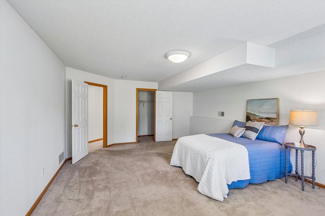 808 Winterberry Drive, Woodbury, MN 55125