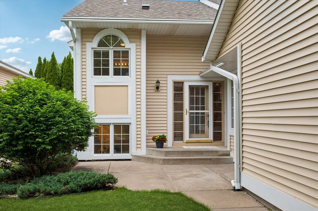 808 Winterberry Drive, Woodbury, MN 55125