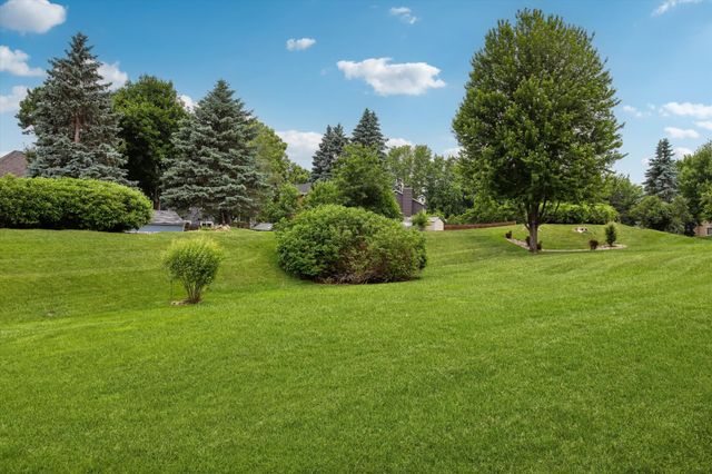 808 Winterberry Drive, Woodbury, MN 55125