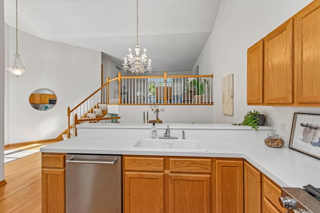 808 Winterberry Drive, Woodbury, MN 55125
