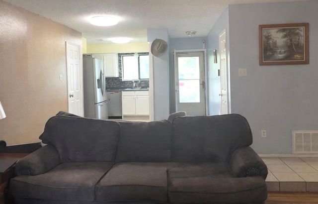 1704 S Walnut ST, Georgetown, TX 78626