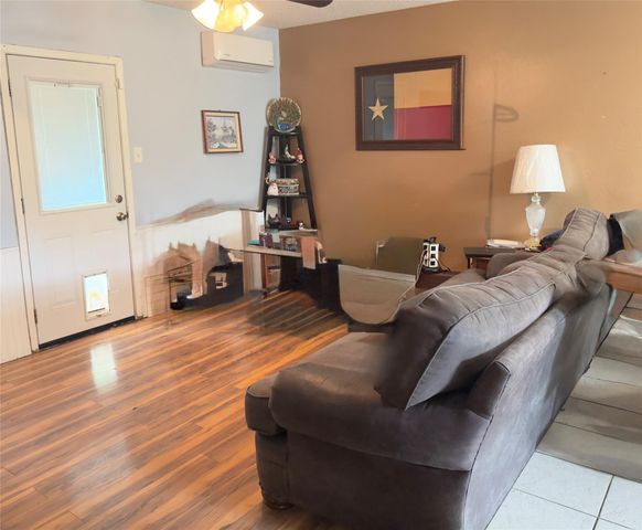 1704 S Walnut ST, Georgetown, TX 78626