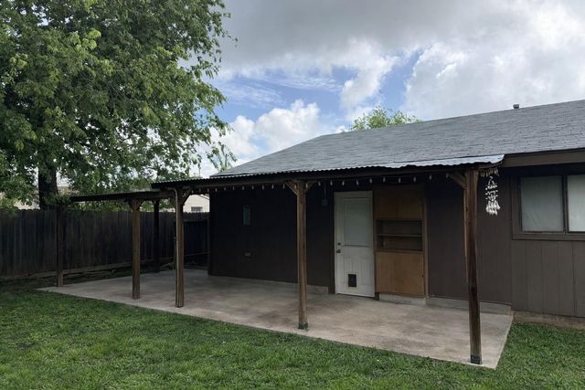 1704 S Walnut ST, Georgetown, TX 78626