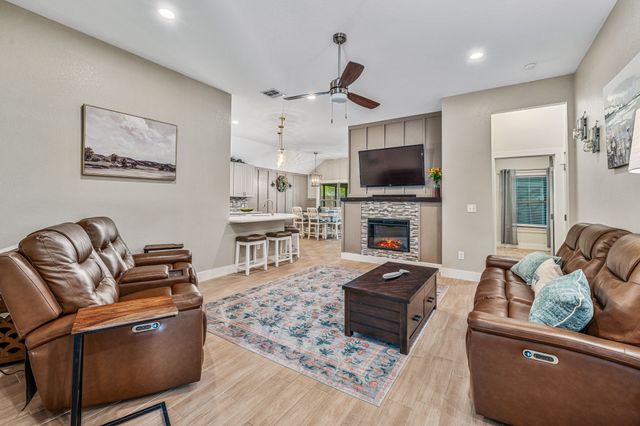5004 Moss Rock Trail, Granbury, TX 76048