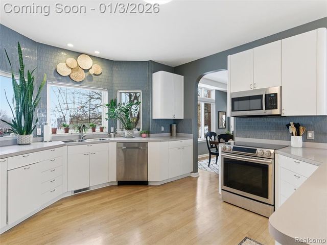 8153 Sashabaw Ridge Drive, Clarkston, MI 48348