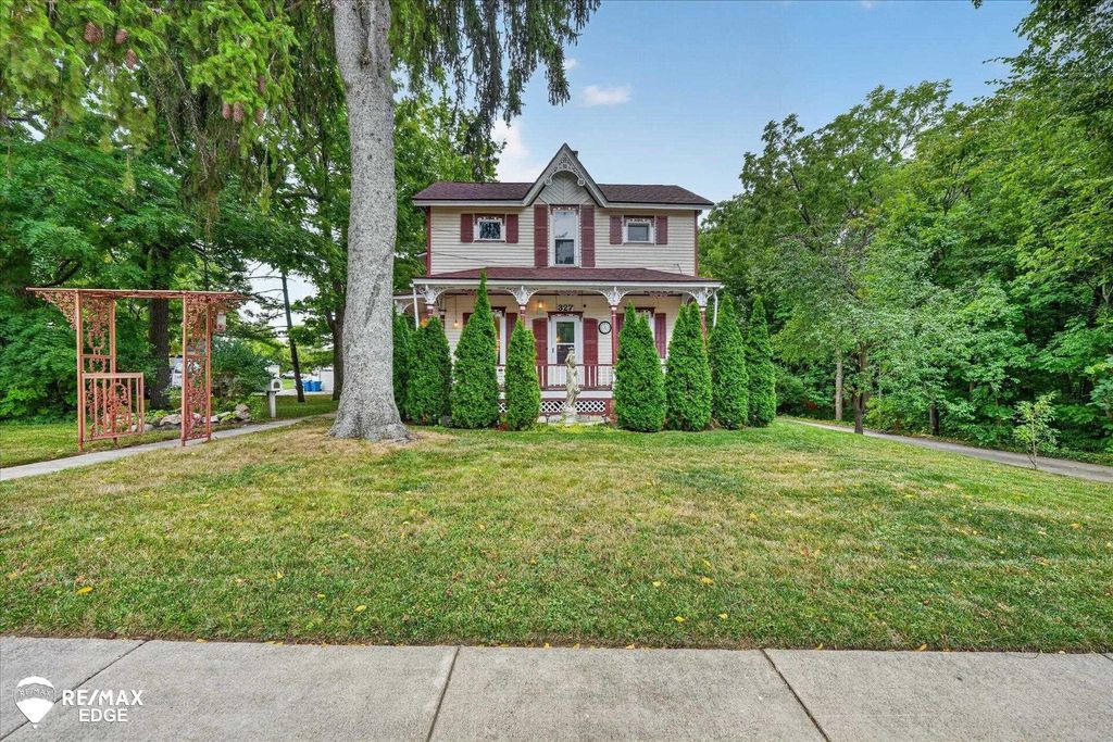 327 Reid Road, Grand Blanc, MI 48439
