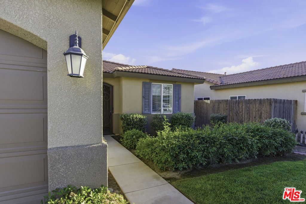 Image 3 of property listing at 5808 Moonstone Peak Drive, Bakersfield, CA 93313