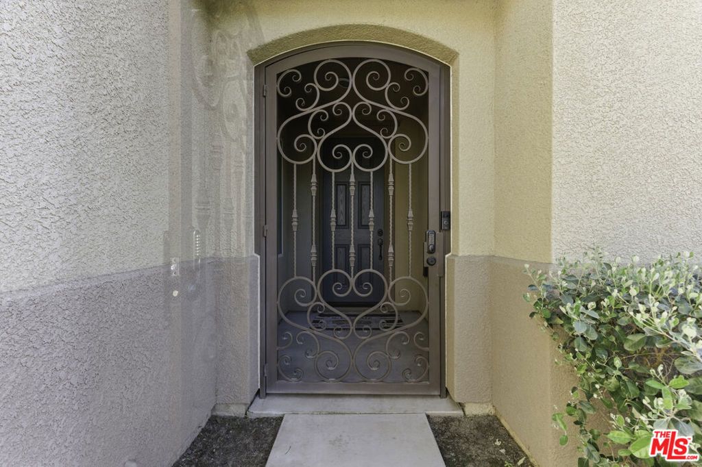 Image 4 of property listing at 5808 Moonstone Peak Drive, Bakersfield, CA 93313