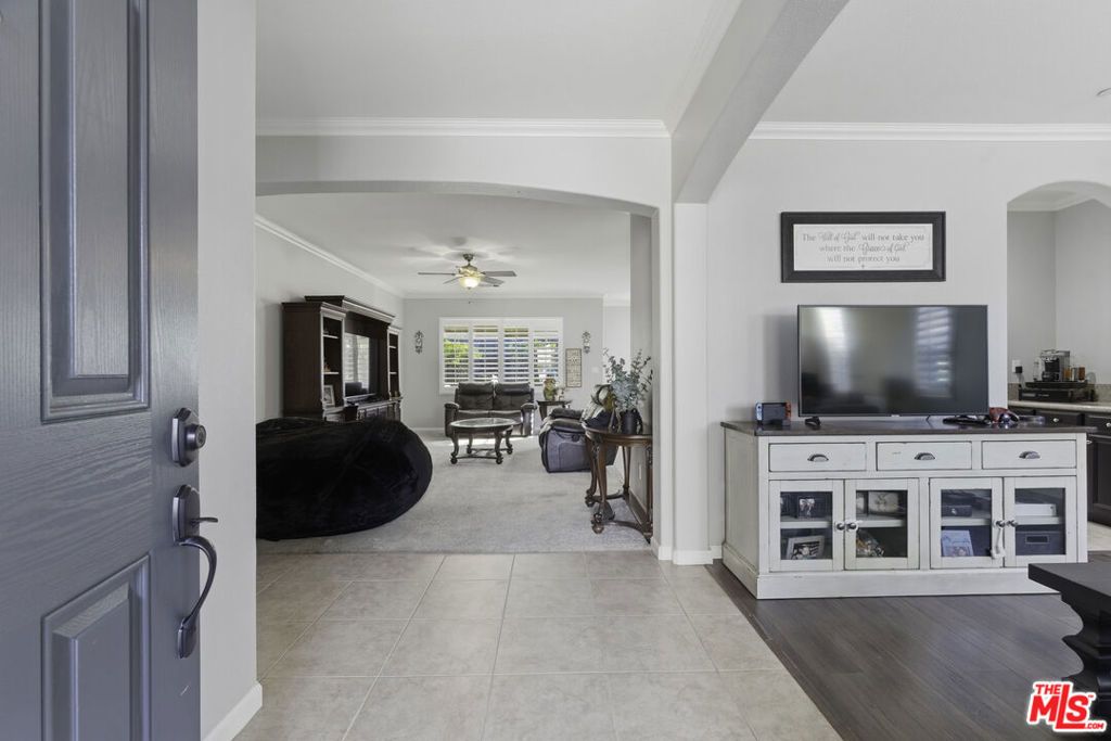 Image 5 of property listing at 5808 Moonstone Peak Drive, Bakersfield, CA 93313