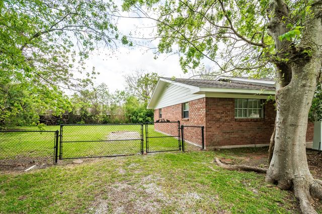 122 Honeysuckle Drive, Baytown, TX 77520