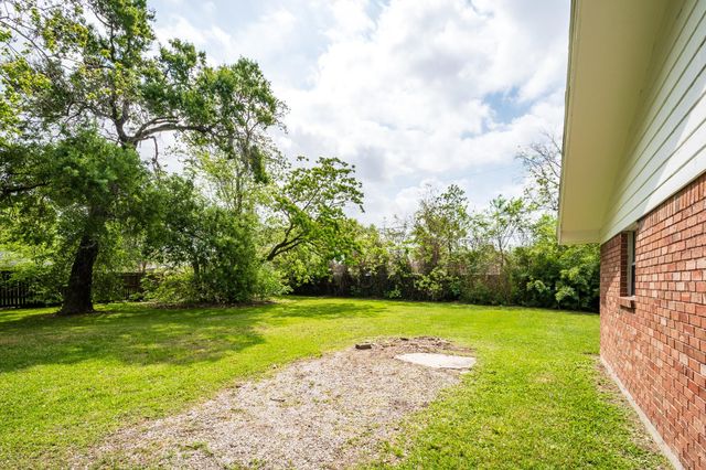 122 Honeysuckle Drive, Baytown, TX 77520