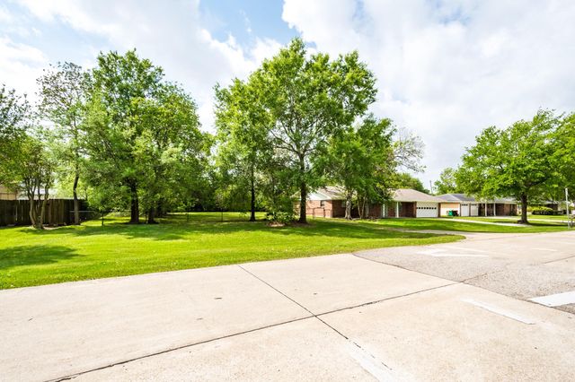 122 Honeysuckle Drive, Baytown, TX 77520