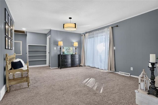 305 NW 60th Terrace, Kansas City, MO 64118