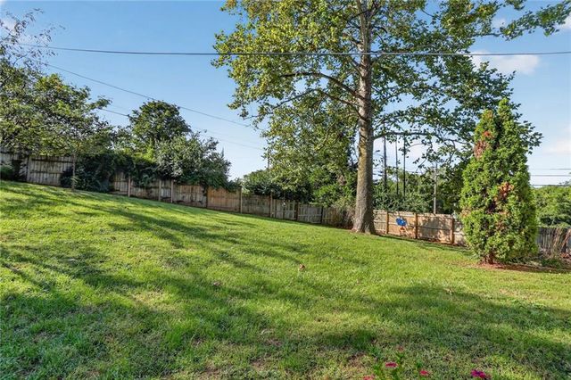 305 NW 60th Terrace, Kansas City, MO 64118