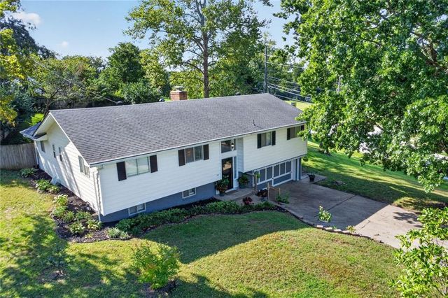 305 NW 60th Terrace, Kansas City, MO 64118